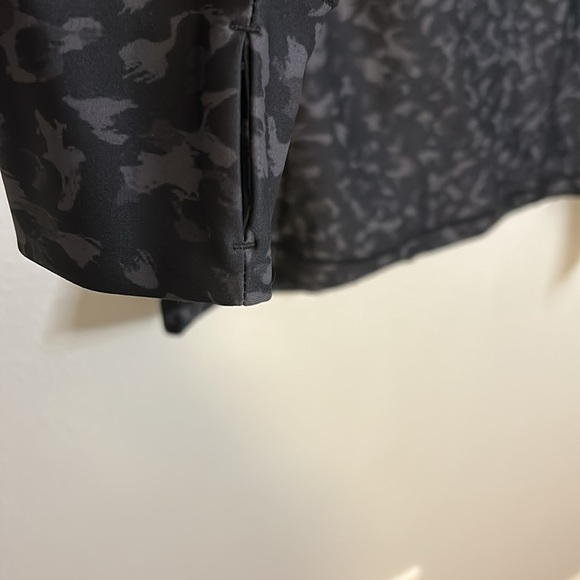 Climawear zip up athletic camo jacket in black and grays, women’s size large. - Picture 5 of 8